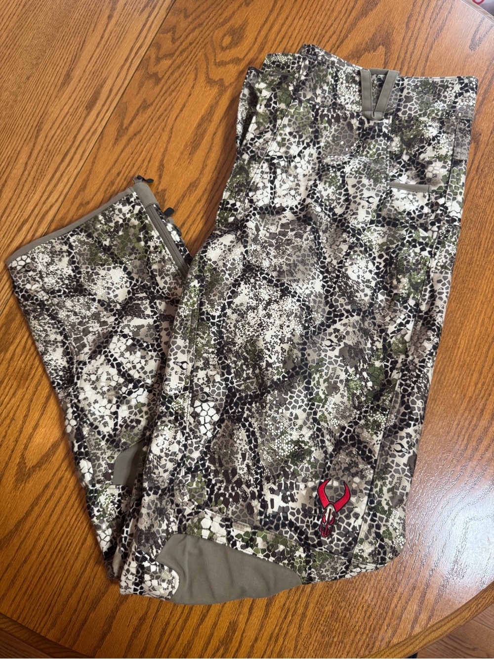 Men's Camouflage Cargo Pants with Rugged Outdoor Logo - Olive/Gray